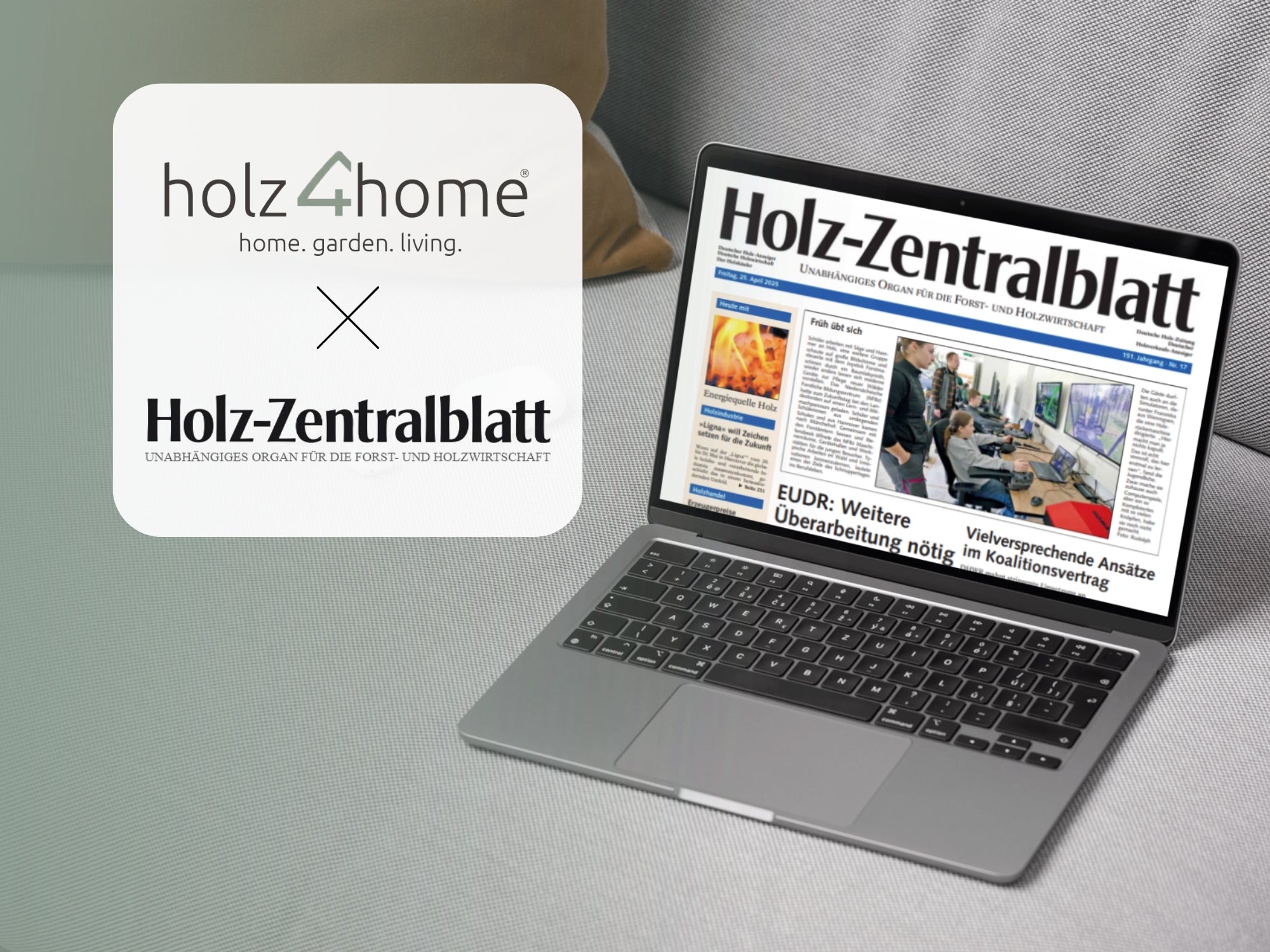 Laptop zeigt einen Artikel im Holz-Zentralblatt neben dem holz4home-Logo auf einem Sofa