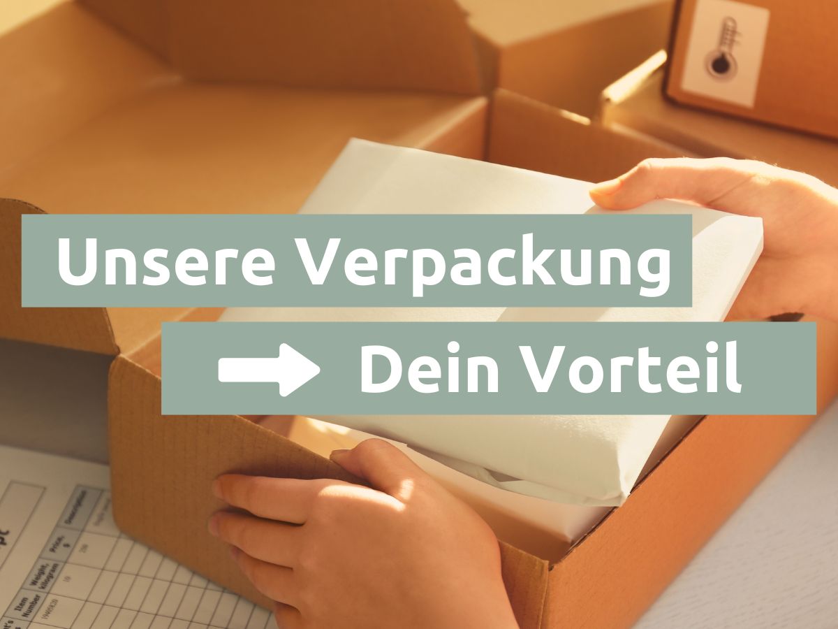 Hände packen ein sorgfältig verpacktes Paket aus, mit dem Titel Unsere Verpackung Dein Vorteil