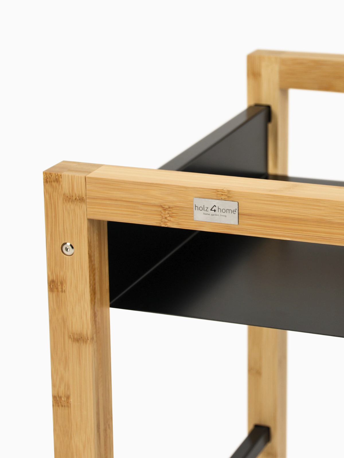 Nahaufnahme der Eckverbindung aus Bambus mit schwarzer Metallablage und holz4home-Logo am Regal